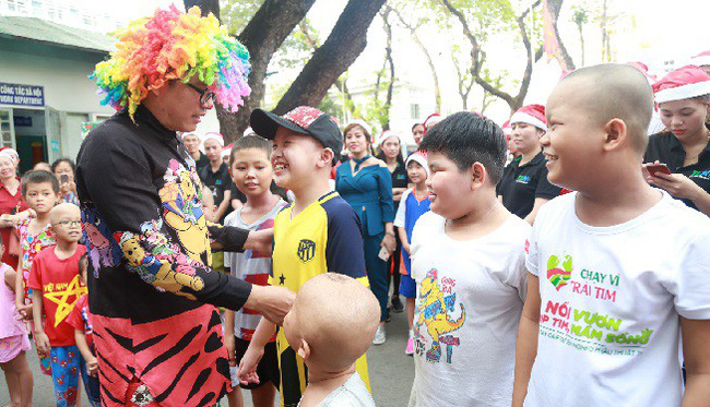 Giáng sinh đến sớm với các bệnh nhi tại Bệnh viện Ung Bướu TP HCM